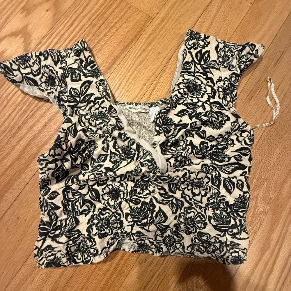 Midnight Sky Women's Large Black Floral Linen Flutter Sleeve Cropped Top - Picture 2 of 6